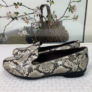 Clarks Collection Womens Snakeskin Print Loafers Size 7.5 EU 41